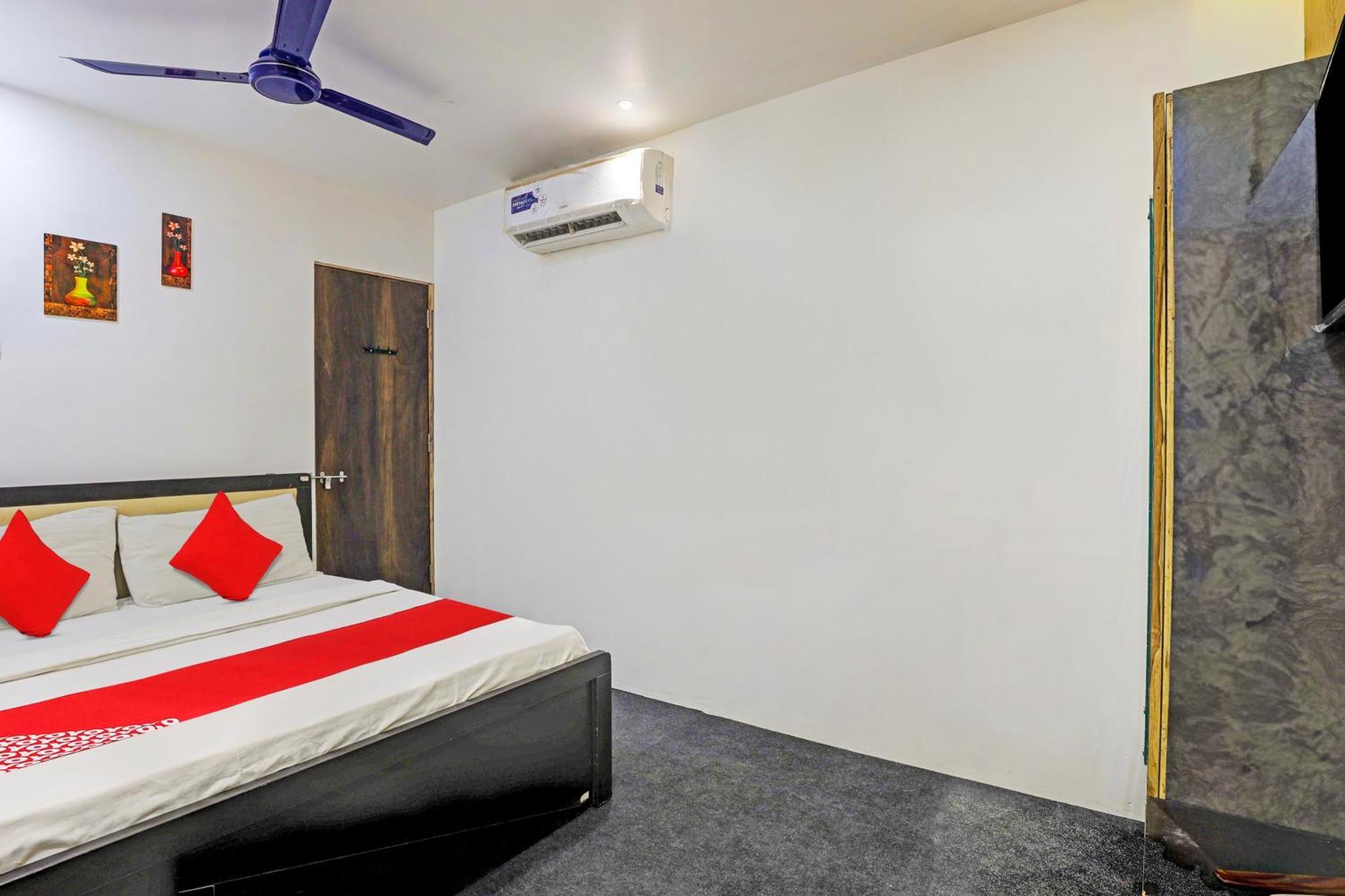 Hotel O Lotus Hotel Surat Luaran gambar